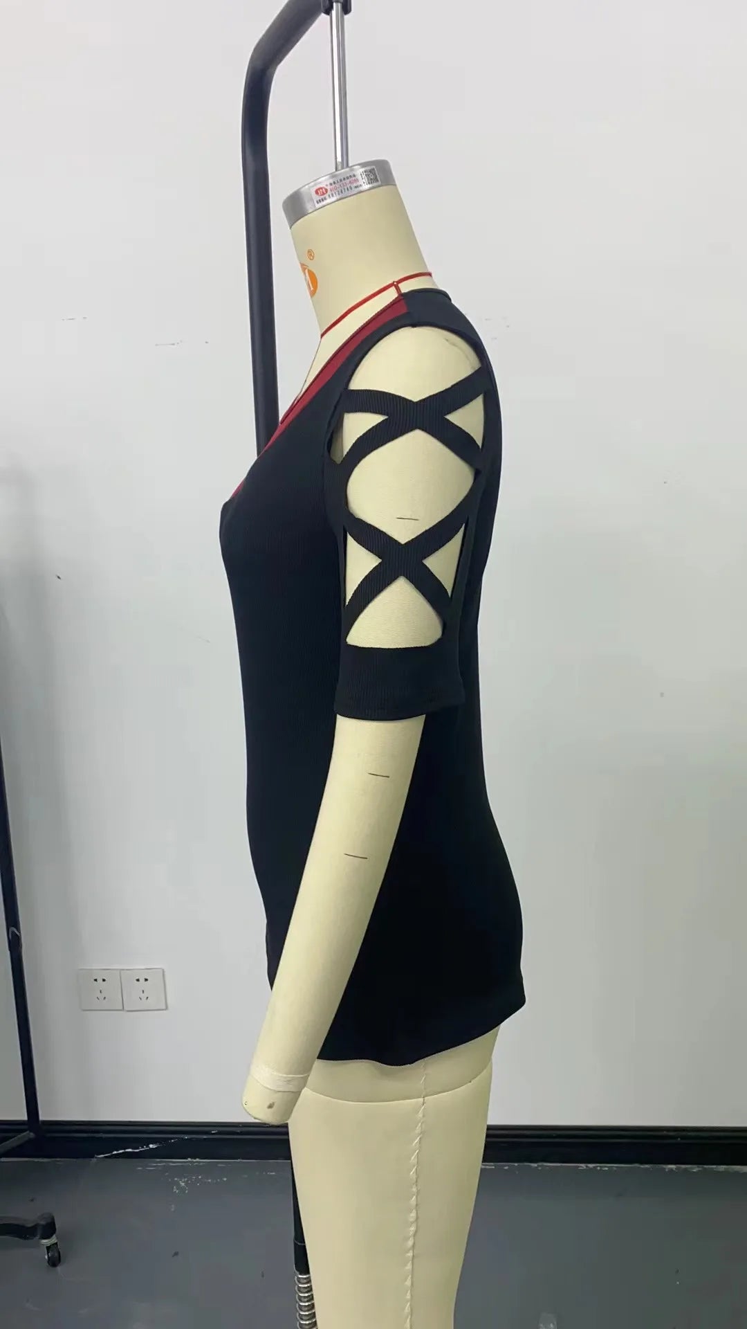 COLOR BLOCK CROSS OFF SHOULDER BOTTOM
